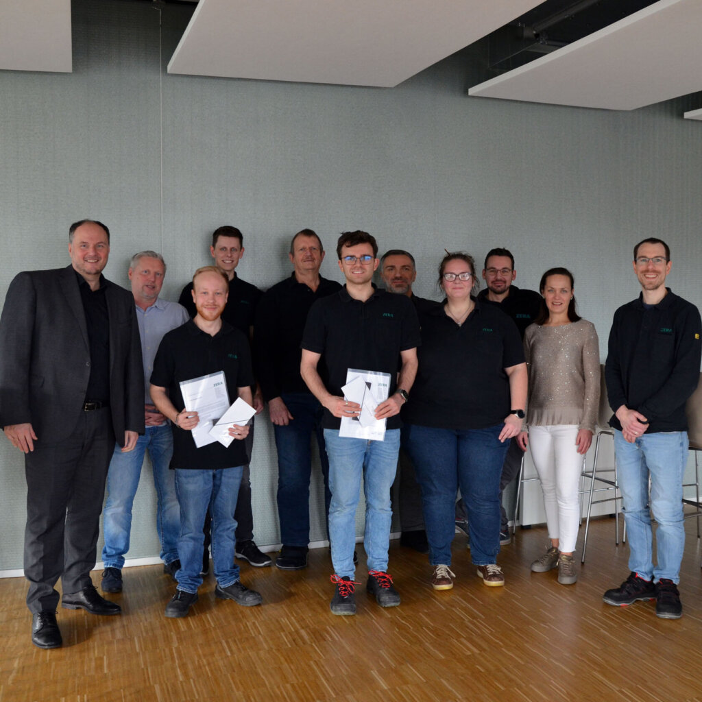 ZERA Geschäftsführer, Ausbilder und Ausbilderin mit ZERA Mitarbeitern und Absolventen treffen sich zur bestandenen Abschlussprüfung Ausbildung bei ZERA
