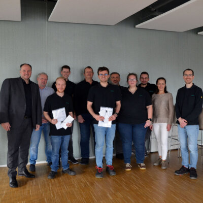 ZERA Geschäftsführer, Ausbilder und Ausbilderin mit ZERA Mitarbeitern und Absolventen treffen sich zur bestandenen Abschlussprüfung Ausbildung bei ZERA