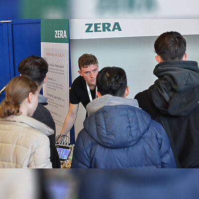 Maurice mit Schülern im Gespräch – Markt der Berufe 2024