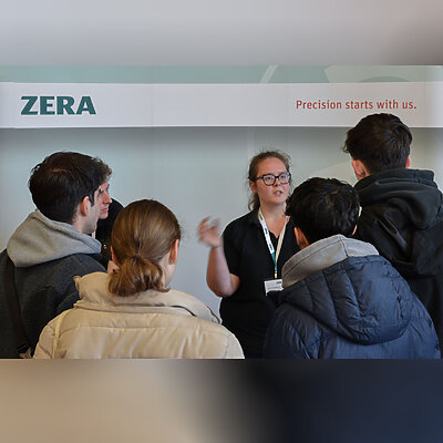 Ausbilderin mit Schülern im Gespräch – Markt der Berufe 2024