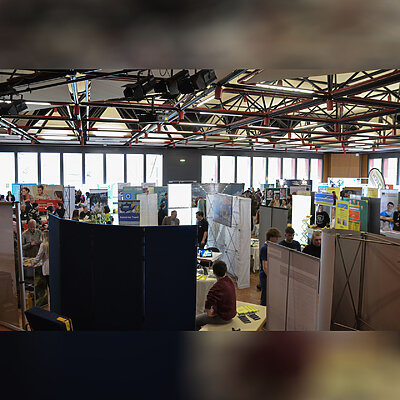 Aula der Gesamtschule Übersicht – Markt der Berufe 2024